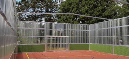 Roter Ballspielbereich für den Schulhof