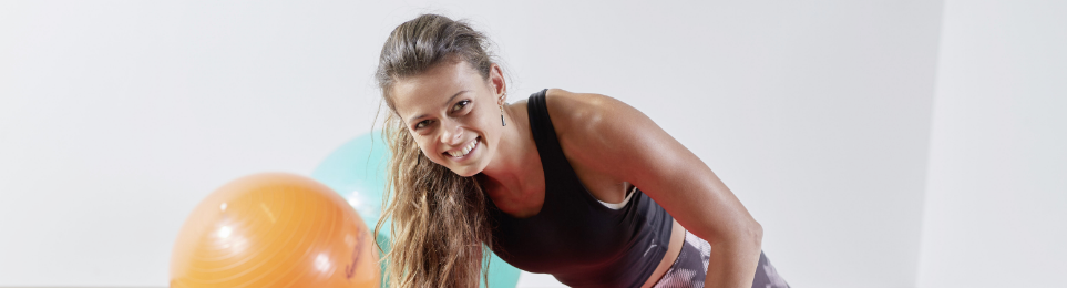 Frau in einem Fitnessraum